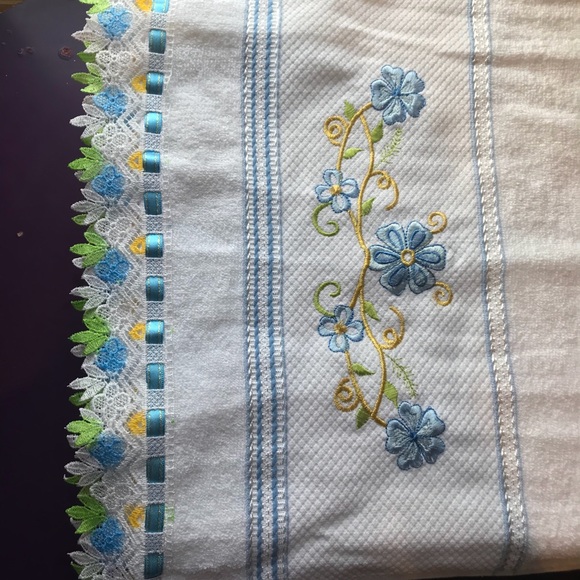 (2) Beautiful Embroidered Hand Towel - Picture 3 of 4